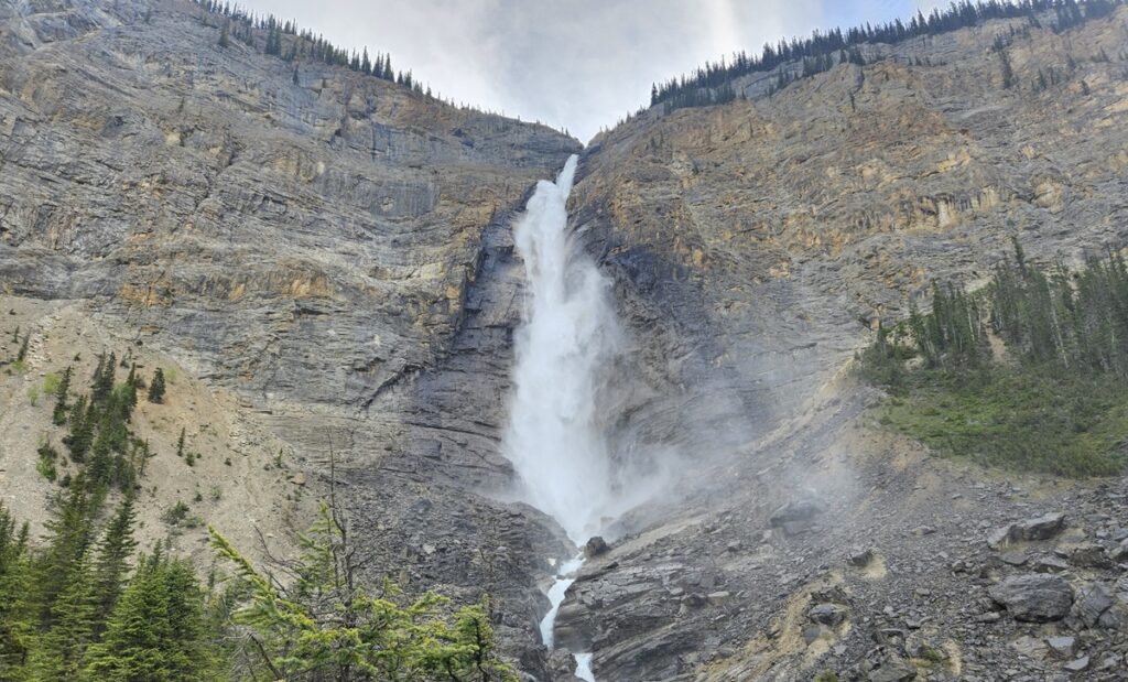 takakkaw falls hike