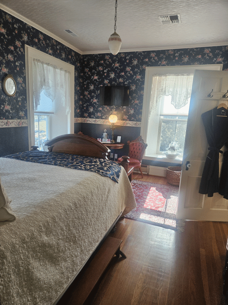 Donahue Room Clover Cliff